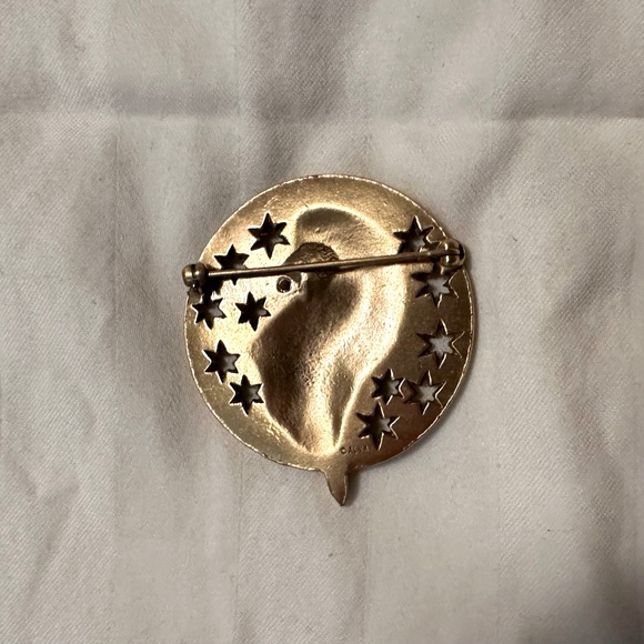 Gold tone crescent moon Brooch with stars - Picture 3 of 3